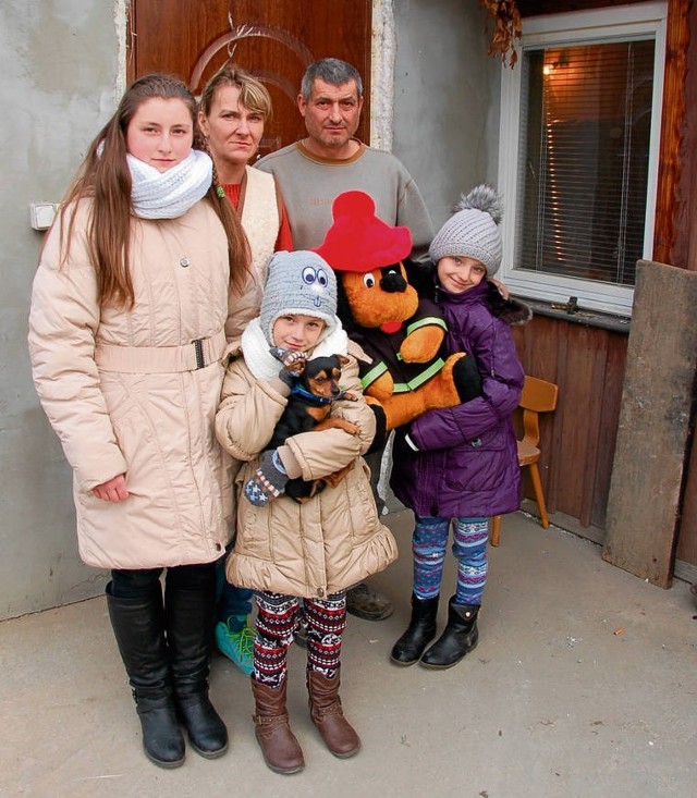 Gabriela Tuzimek (z lewej) z rodzicami i uratowanymi siostrami: Joanną i Patrycją przy odbudowywanym po pożarze domu