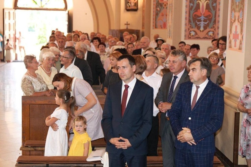 W białobrzeskim kościele parafialnym małżonkowie świętujący...