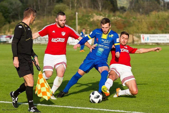 Kolejne spotkanie, które zapowiada się niesamowicie ciekawie. Oba zespoły dysponują mocnymi kadrami, a jeśli dodać do tego, że będą to derby powiatu jarosławskiego, to nic więcej pisać nie trzeba. To po prostu musi być ciekawe widowisko.Typ Nowin: X.