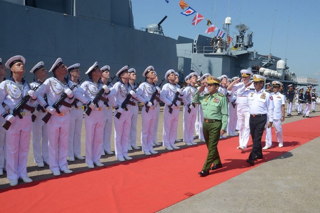 Szef junty, gen. Min Aung Hlaing przeprowadził inspekcję rosyjskich okrętów stacjonujących w Rangunie