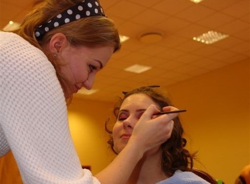 Dziś i jutro studentki III roku kosmetologii będą miały zaliczenie z wizażu. To widowiskowe wydarzenie pokazujące, jak bardzo makijaż, fryzura i strój mogą zmienić wygląd. W tym roku po raz pierwszy w zaliczeniowych studenckich zmaganiach mogą uczestniczyć widzowie.
