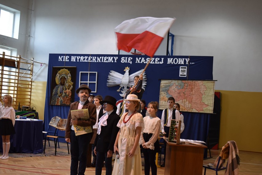 Gmina Tczów. Przedstawienie patriotyczne w szkole w Rawicy. Dzieci opowiedziały historię dzieci z Wrześni [ZDJĘCIA]