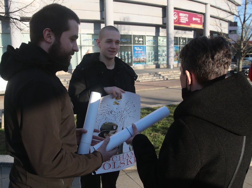 Miłość do ojczyzny w walentynki! Akcja Młodzieży Wszechpolskiej na ulicach Szczecina