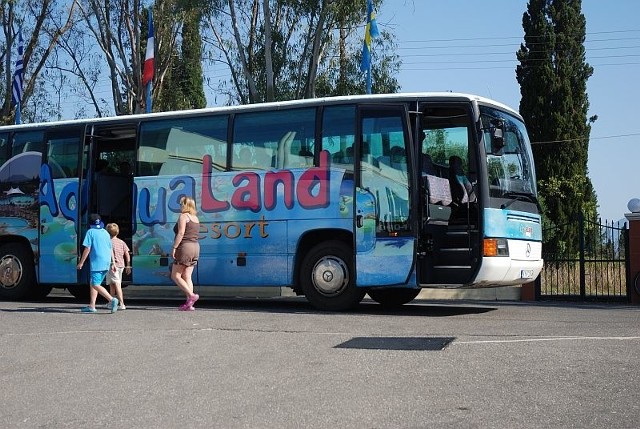 Po wczasowiczów podjeżdża autobus, który wiezie ich nad morze. Ale prawie nikt nie wsiada, bo nie chcą tracić posiłków opłaconych w ramach all inclusive.