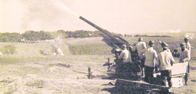 Działo przeciwlotnicze prowadzi ostrzał z pozycji na wzgórzach morenowych pod Gdańskiem