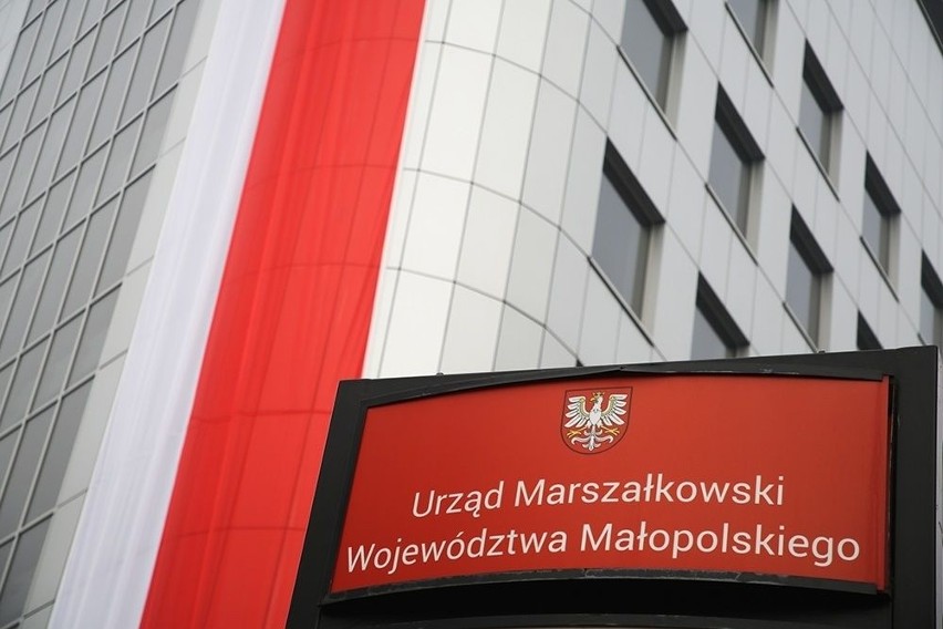 Ogromna biało-czerwona flaga na budynku Urzędu Marszałkowskiego