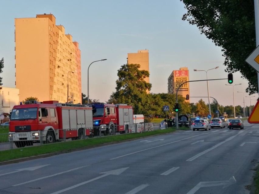 Zderzenie samochodów na skrzyżowaniu w Ostrowcu. Na miejscu straż pożarna i policja [ZDJĘCIA] 