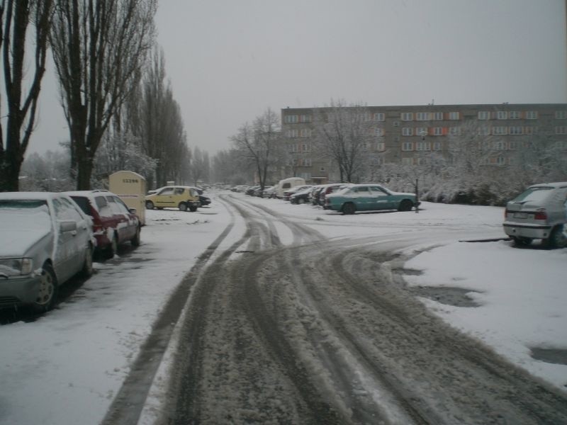 Atak śniezycy 24 marca 2009. Drogowcy nie nadązają z...