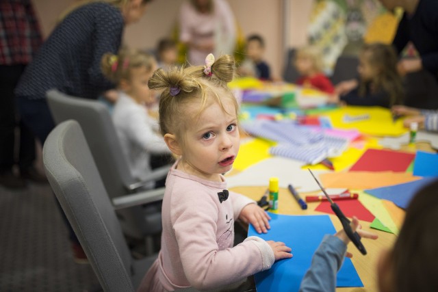 Sobotnie poranki plastyczne w Galerii i Ośrodku Plastycznej Twórczości Dziecka w Toruniu, przeznaczone są dla 3 i 4-latków