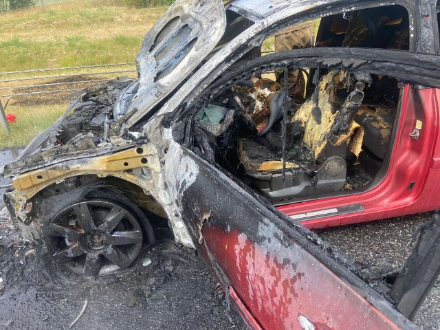 Na autostradzie A1 w ogniu stanął samochód osobowy.