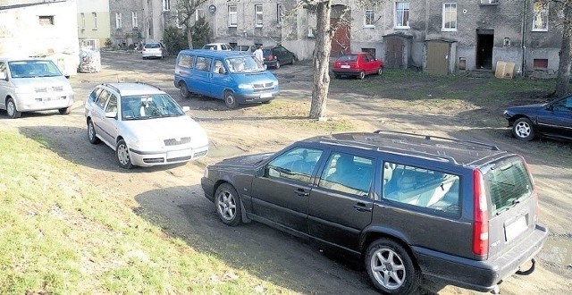 W niedzielne przedpołudnie cała okolica rynku zamienia się w parking. Mieszkańcy mają tego dość.