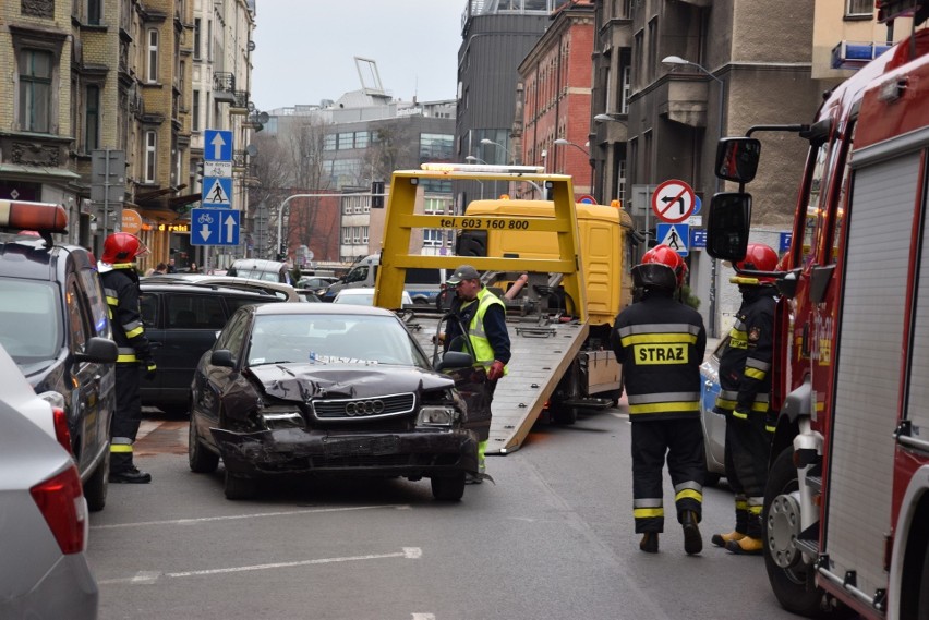 Porozbijane samochody na ul. Słowackiego w Katowicach....