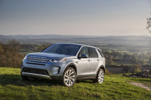 Land Rover Discovery SportNowy pas przedni, nowy wzór świateł i zderzaków oraz inne felgi to cechy rozpoznawcze najmniejszy Land Rovera po liftingu. Producent przekonuje, że materiały wykończeniowe we wnętrzu zostały wymienione na lepsze.Fot. Jaguar Land Rover