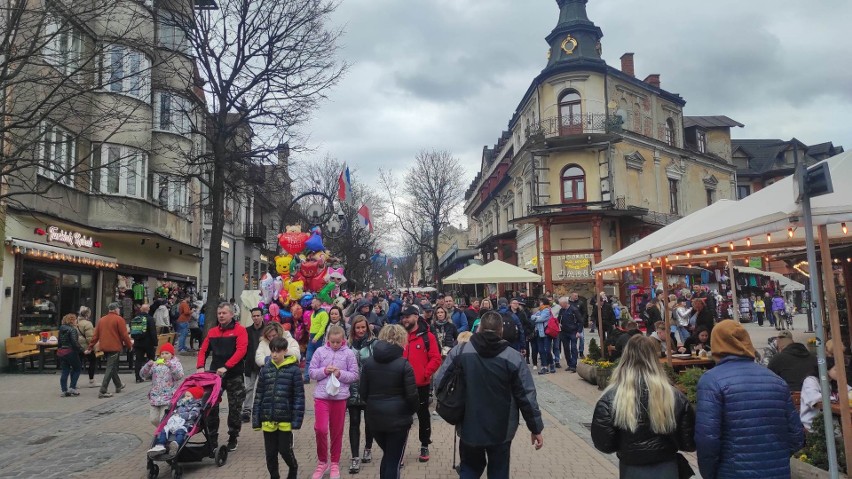 Początek weekendu majowego w Zakopanem. Na Krupówkach sporo...