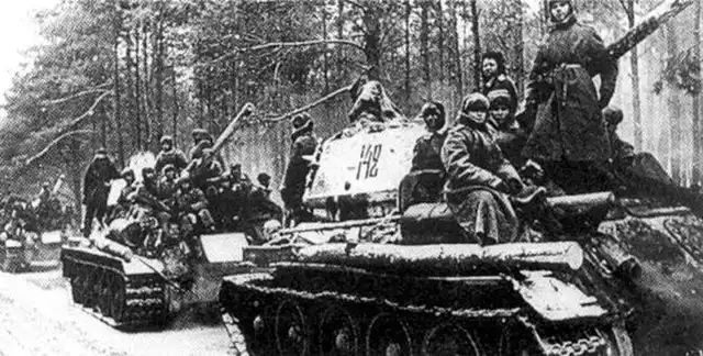 16 stycznia 1945 Armia Czerwona wkroczyła do naszego regionu, zajęła Radomsko i zbombardowała Rawę Mazowiecką.