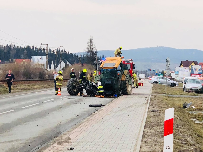 Wypadek na zakopiance. Traktor zderzył się z osobową hondą. Ciągnikowi odpadły koła 