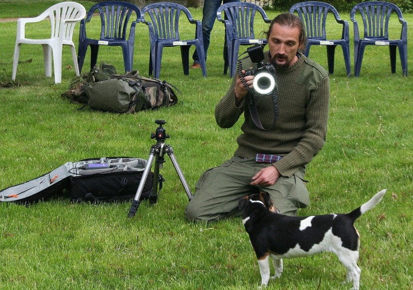 Kołpowski pokazywał sprzęt przydatny w makrofotografii,...