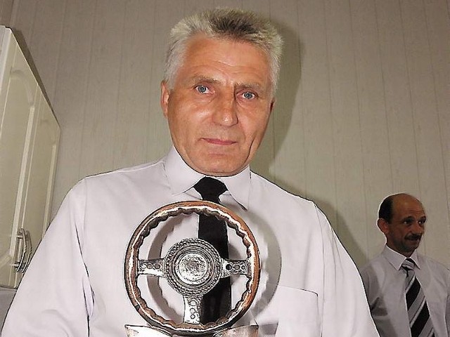 Superkierowca - Lech Walasiewicz z trofeum.