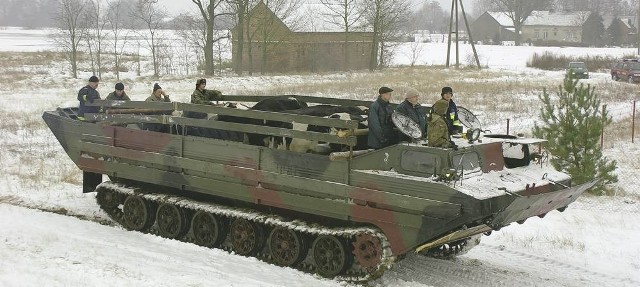 W Ciecierzycach ewakuacja stada amfibią trwała dwa dni. W akcji brali udział żołnierze z Krosna Odrz. i strażacy. Kosztowało to gminę 20 tys. zł.