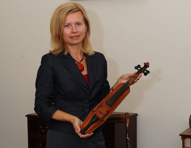 Jeden z nowych instrumentów prezentuje dyrektor Muzeum Ludowych Instrumentów Muzycznych Aneta Oborny