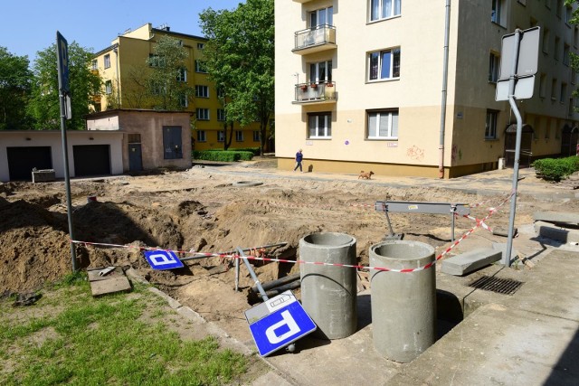 Na osiedlu przy ulicach Grudziądzkiej, Legionów, Odrodzenia budują parking - brakuje zabezpieczeń