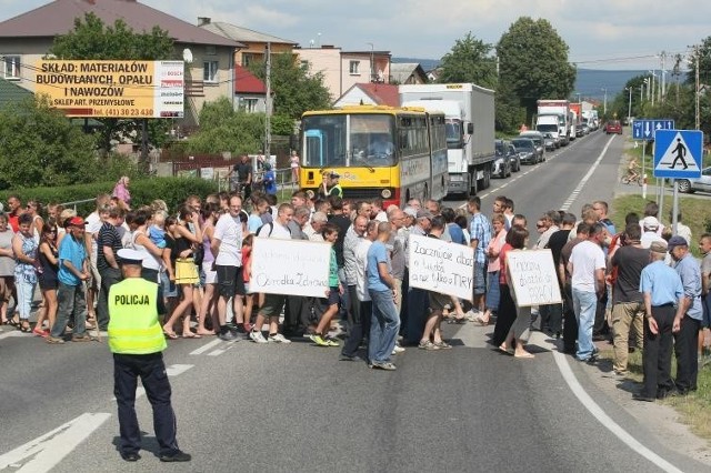 Mieszkańcy zablokowali ruch na drodze nr 74 w Woli Jachowej (foto, film)