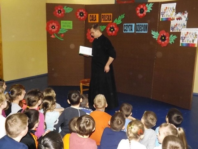 Dzieciom czytał między innymi ksiądz Paweł Nowak.