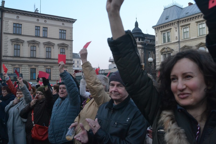 Czarny Protest w Bielsku-Białej. Czerwona kartka dla rządzących ZDJĘCIA