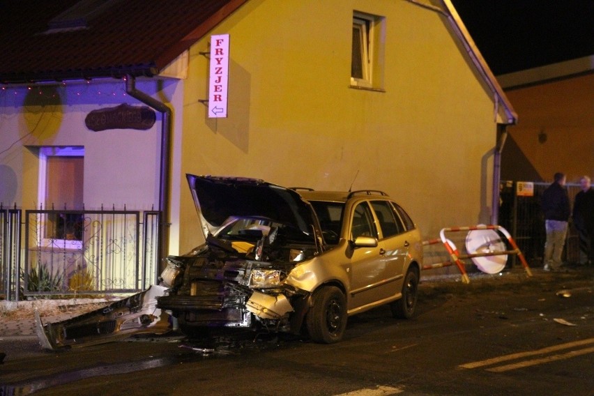 Groźny wypadek pod Obornikami Śląskimi. Samochód dachował po zderzeniu (ZDJĘCIA)