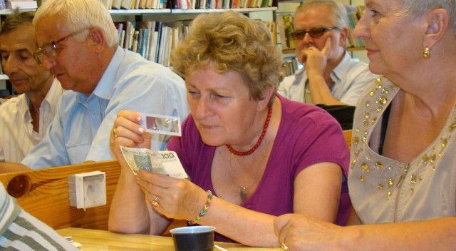 Pieniądze... pod lupą. Uczestnicy kursu w kazimierskiej bibliotece mogli dokładnie obejrzeć zabezpieczenia nowych banknotów.