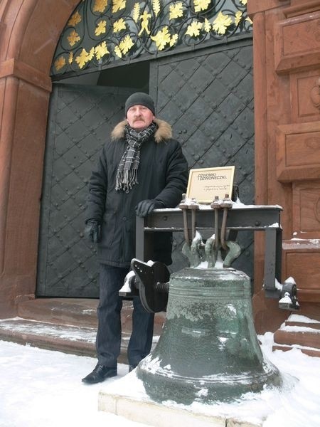 Wizytówką wystawy jest pochodzący z  1721 dzwon z Parafii Rzymskokatolickiej w Trześni w gminie Gorzyce. Do obejrzenia ekspozycji zachęca Adam Zwolak, dyrektor Muzeum w Zamku w Baranowie Sandomierskim.