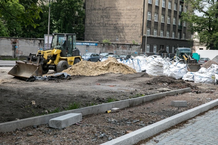 Kraków. Kolejne opóźnienie w przebudowie placu Biskupiego. Tym razem pojawiły się problemy związane z pandemią koronawirusa [ZDJĘCIA] 29.05