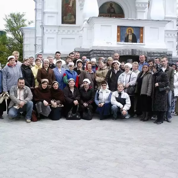 Pielgrzymi z Bielska Podlaskiego przed jedną ze świątyń w Poczajewie na Ukrainie.  W cerkwi tej znajduje się czternastowieczny łańcuch z ciężkim krzyżem, który nosił w tamtych czasach święty Nikita na znak pokuty.