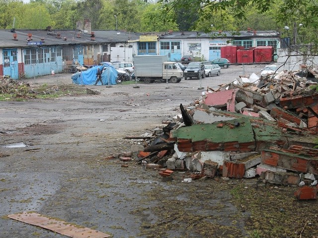 Widok od strony Szosy Chełmińskiej.  Wkrótce po budynkach należących kiedyś do potężnej firmy nie będzie ani śladu.