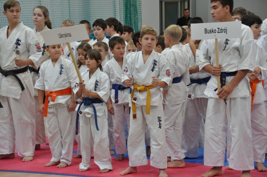 Gladiatorzy z Szydłowca przywieźli jedenaście medali z turnieju karate w Skarżysku