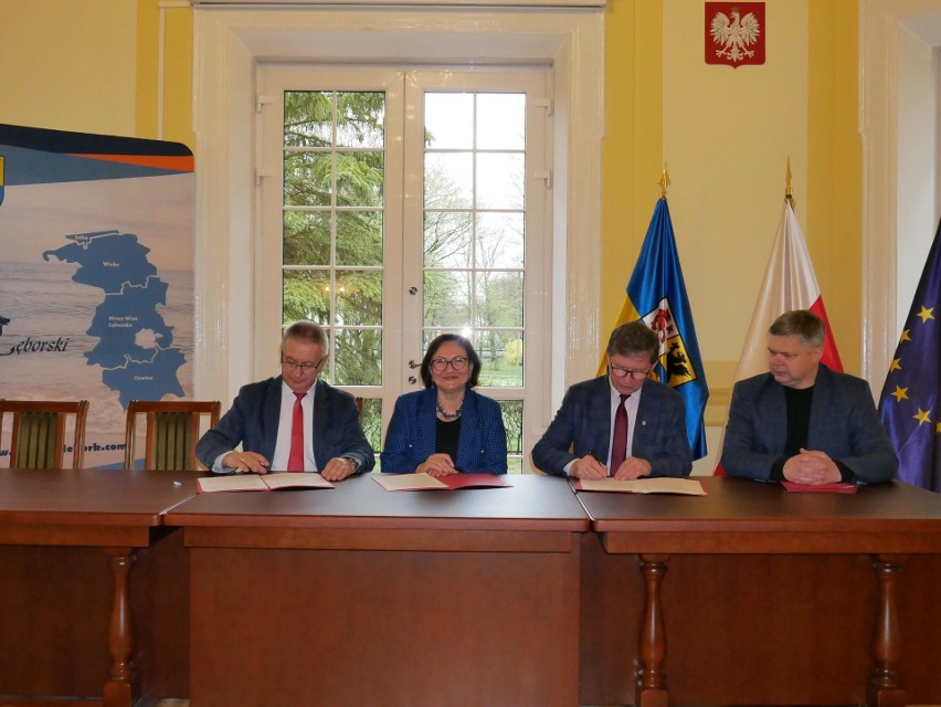 Powiat Lęborski dofinansuje zakup pojazdów dla czterech jednostek OSP