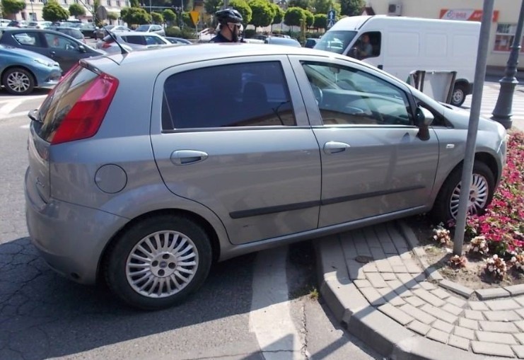 Samochód wyjechał z parkingu i uderzył w drogowskaz. W środku nie było kierowcy