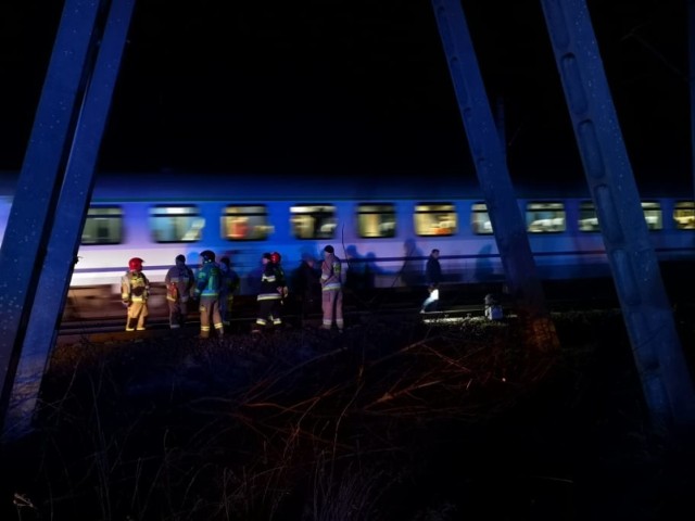 Do tragicznego wypadku doszło w poniedziałek wieczorem pod Opalenicą. Pociąg osobowy relacji Rzepin - Poznań śmiertelnie potrącił tam człowieka. Trwa wyjaśnianie przyczyn wypadku. 