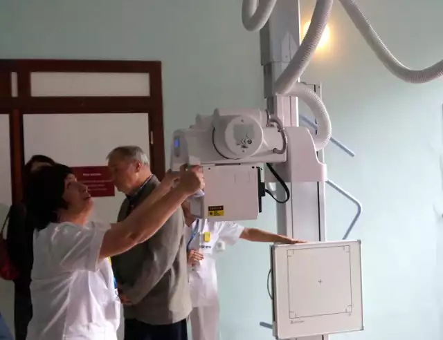 Nowy aparat rentgenowski to urządzenie jeżdżące, z podwieszanym ruchomym ramieniem, które pozwala na zrobienie pacjentowi zdjęcia praktycznie w każdej pozycji.