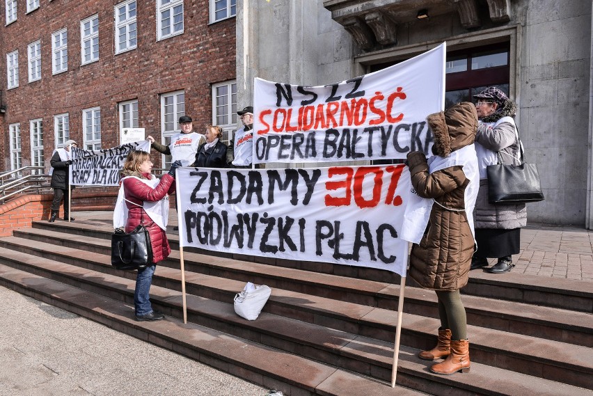 Marzec 2016. Protest pracowników Opery Bałtyckiej. Domagali...