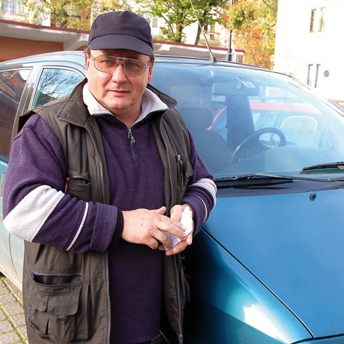 Zdzisław Degis i jego samochód, w którym miał pecha pojechać za szybko o 13 km/h.