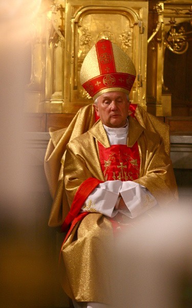 Abp Edward Ozorowski ma 65 lat. Od ćwierć wieku jest biskupem, od ponad 40 lat kapłanem.  Przez całe życie jest związany z Białymstokiem.