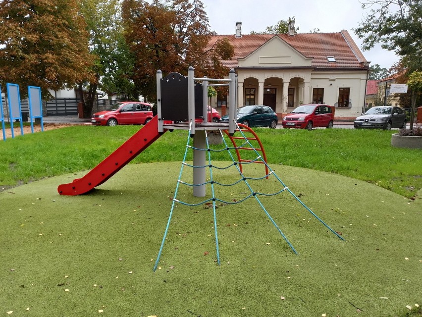 Plac Górnika w Tarnobrzegu już po rewitalizacji. Oprócz podświetlanego globusa jest tu plac zabaw, małe boisko i parking [ZDJĘCIA]