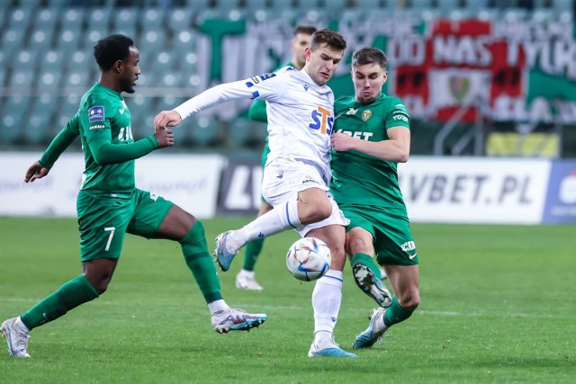 Filip Szymczak wiosną zdobywał bramki w meczach z Zagłębiem i Jagiellonią. W sobotę będzie miał szansę pokonać też bramkarza Śląska Wrocław