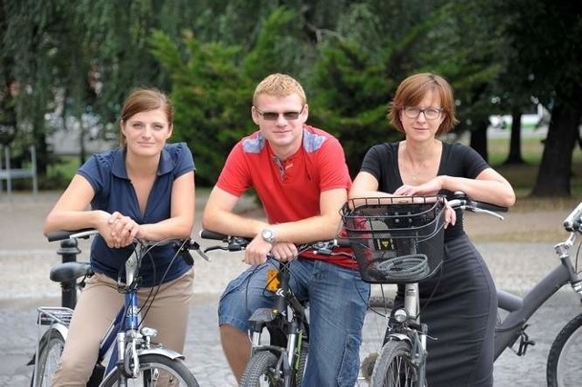 Pracownicy Muzeum Wojska (na zdjęciu od lewej): Marzena Wilczko, Krzysztof Tarasiewcz i Anna Danilewicz, na co dzień Białystok przemierzają rowerami. W niedzielę i w Święto Wojska Polskiego, które przypada 15 sierpnia zapraszają cyklistów na nietypową grę.