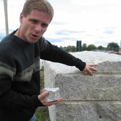 - Według nas to bzdura, że kamień nie pasuje do zabytków na placu Przyjaźni &#8211; uważa Tomasz Żółkiewicz.