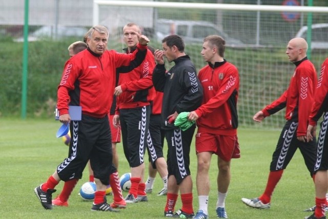 Na pierwszym treningu Marek Motyka często instruował piłkarzy co mają robić. (Fot. Sławomir Stachura)