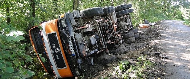 Kierowca zjechał do rowu na drodze koło szkoły w Cisowie.