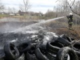 Pożar w gminie Dąbrowa Biskupia. Płonęły opony! [zdjęcia]