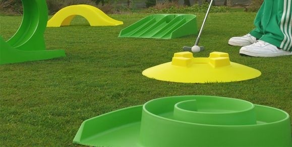 Pole golfowe ustawione w ogrodzieMobilne pole golfowe możesz rozstawić w przydomowym ogrodzie.